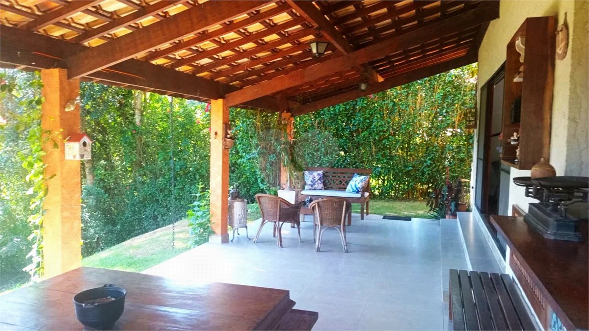 Casa à venda com 3 suítes no condomínio Vale da Santa Fé, Vinhedo - SP