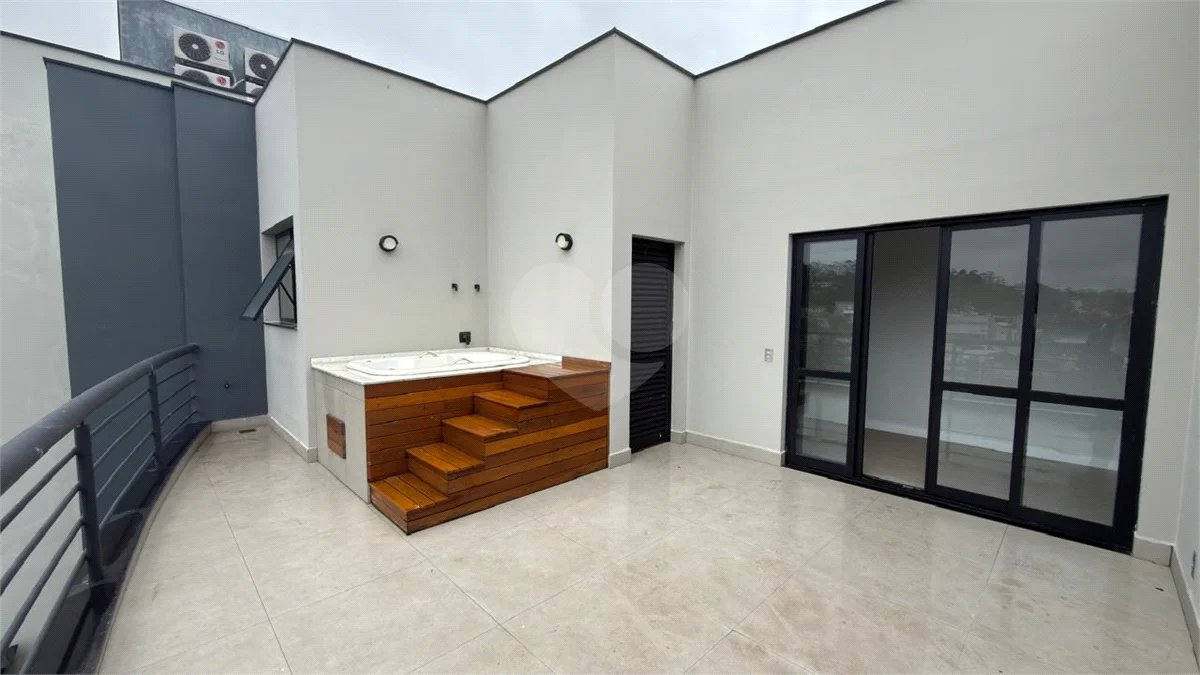 Sobrado de alto padrão no Swiss Park, totalmente reformado, com 4 suítes, piscina, elevador, espaço gourmet, 4 vagas e condomínio com lazer completo.
