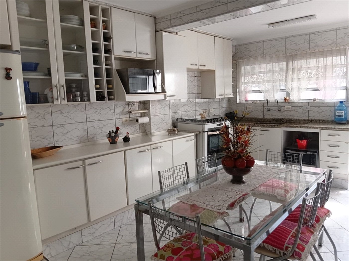 Sobrado em condomínio fechado com 3 dormitórios e 100m2