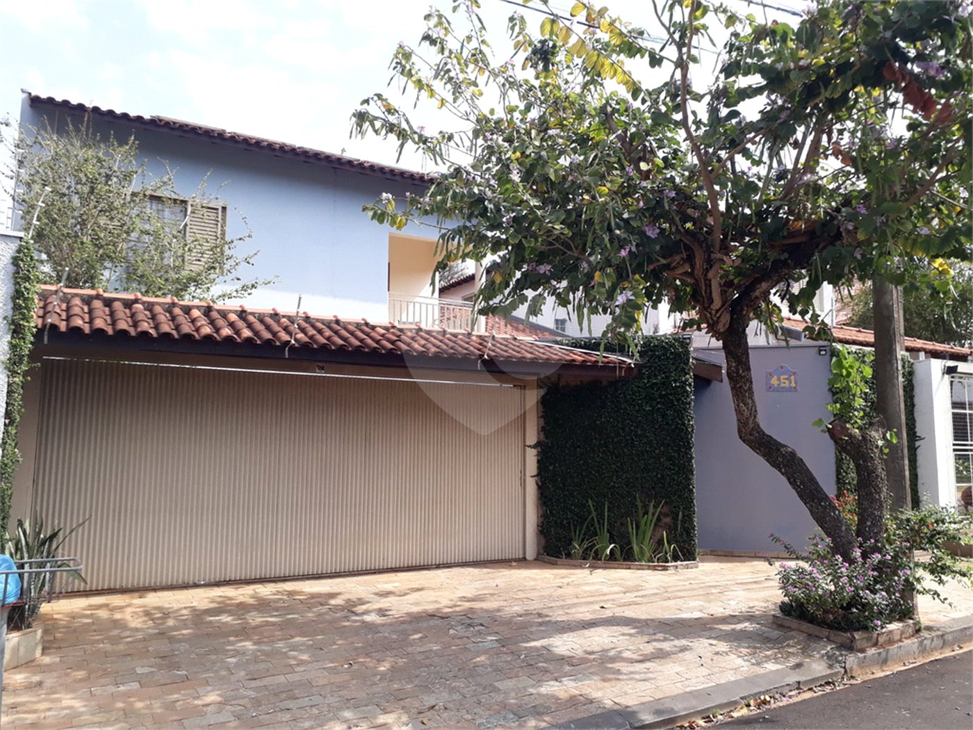Sobrado com quintal amplo e arborizado a venda