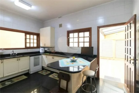 Casa com 3 dormitórios sendo 3 suítes com 03 vagas de garagem.