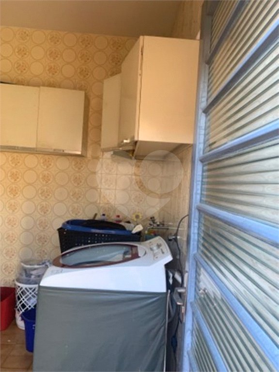 Casa térrea com 3 dormitórios, sendo 1 suíte .