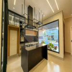 Indaiatuba - Condominio Sapezal - R$ 2.400.000,00 - Área Total 360,00 m² - Área Construída 213,32 m² - TÉRREA - 03 suítes sendo a master com closet; - Escritório; Lavabo; Cozinha com cooktop e planejados; Gourmet com churrasqueira; Ambientes preparados para ar condicionado; Piscina com cascata,