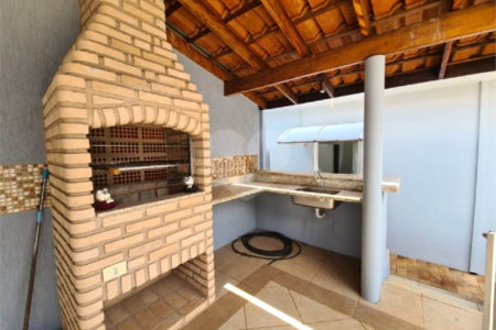 Casa à venda com 3 dormitórios, sendo 1 suite e ampla área de lazer no Jardim Brasil