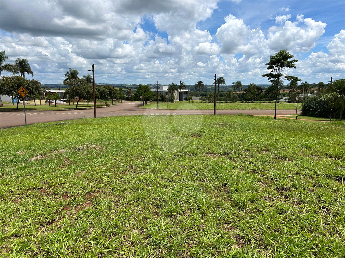 Terreno no condomínio Damha Golf em frente área de lazer com 1.404,40 m²