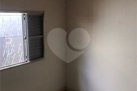 Casa térrea com 3 dormitórios, sendo 1 suíte.
