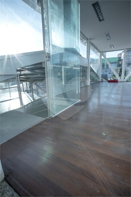 Lindo Salão Comercial para locação com 924m2 no Centro de Atibaia
