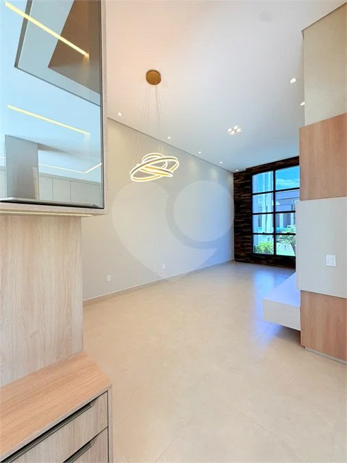 Casa térrea com 3 suítes no Condomínio Residencial Viena em Indaiatuba-SP - Acabamento de alto padrão - R$ 1.690.000,00 - AT 250 m² - AC 158 m² - 3 suítes,, sendo 1 suíte master com closet - Sala para dois ambientes (estar e jantar) - Cozinha planejada com ilha cooktop, forno elétrico e micro-ondas,