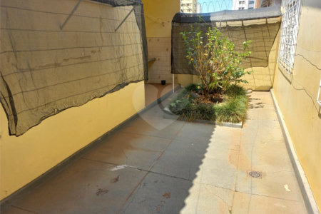 Casa Térrea com 3 dormitórios, sendo 1 suíte.