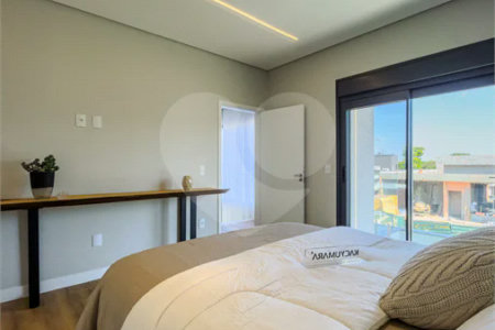 Indaiatuba - Condominio Villa Sapezal - 318 m² de Terreno - 230 m² de Área Construída - 3 suítes, sendo 1 Master com closet planejado - Sala de TV - Sala de estar integrada à Sala de jantar - Cozinha com móveis planejados - Despensa - Escritório planejado - Lavabo - Piscina com preparação para aquec