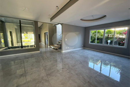 Casa alto padrão condomínio fechado em Atibaia com 4 suítes e ampla área de lazer, espaço gourmet, piscina, 6 vagas garagem