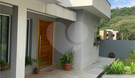 Casa à venda com 3 quartos, sendo 1 suíte, no condomínio Residencial Ponderosa, São Roque - SP