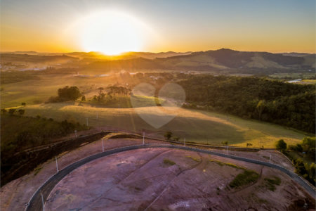 Terrenos a partir 300 metros em condomínio fechado e pronto para construir, aceita financiamento