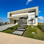 Indaiatuba - Sp - Condominio Maria Candida - R$ 2.250.000,00 - 3 suítes, sendo 1 master com closet e banheiro com duas cubas e dois chuveiros - Escritório - Piscina em Alvenaria aquecida e Hidro com Iluminação - Ar Condicionado instalado em todos os quartos, escritorio, sala e area gourmet