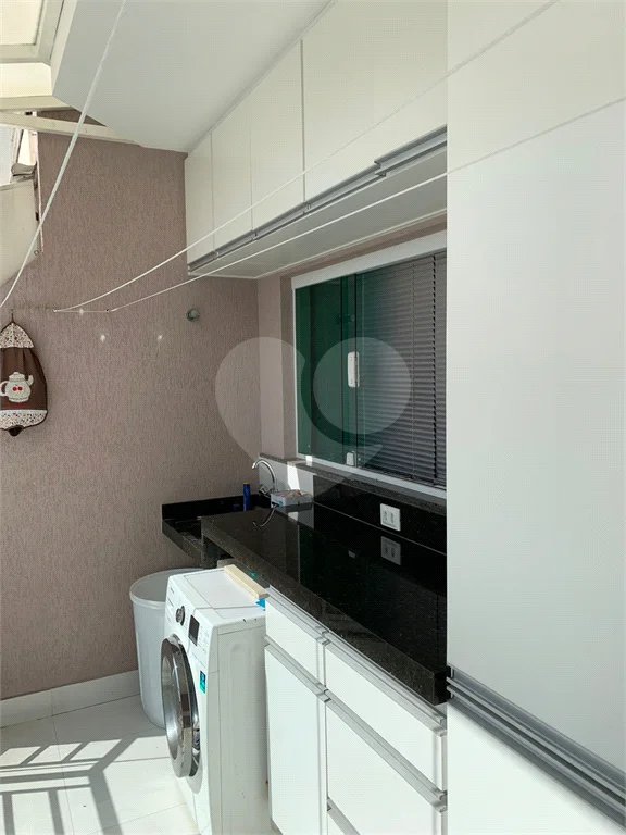 Sobrado com 3 quartos e garagem para 5 veículos.