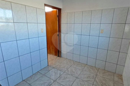 ?Oportunidade Única em São Carlos: Salão Comercial + Casa Independente nos Fundos – Ideal para Investidores!