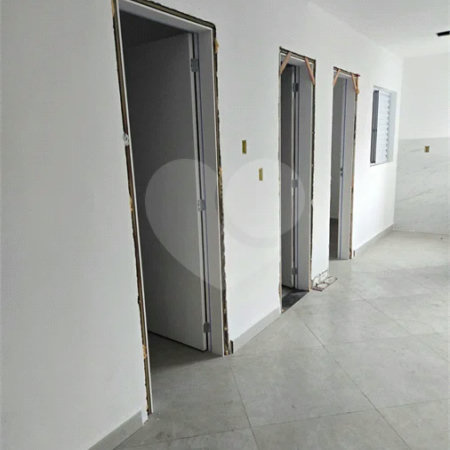 Apartamento com 48m², distribuídos em 2 dormitórios, sala, cozinha e 1 banheiro.