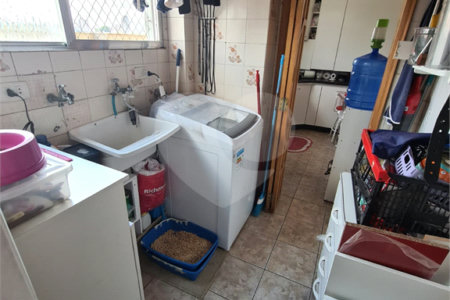Apartamento com 3 dormitórios, sendo 1 suíte.
