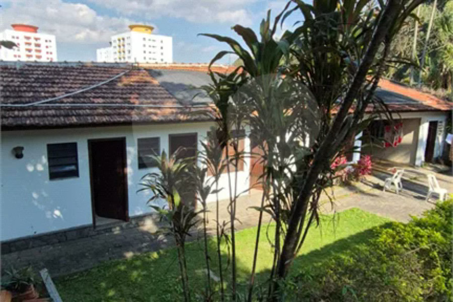 Casa com Piscina, Sauna e Edícula em Rua Arborizada no Tremembé