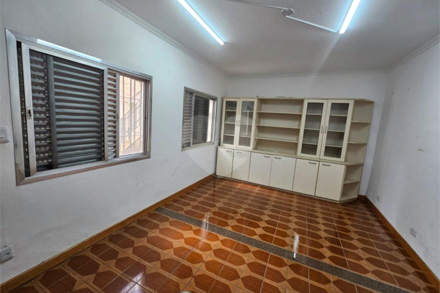 Casa Térrea na Vila Formosa de 233m2 com 3 dorms, 1 suíte, 3 banheiros e 4 vagas. Estuda permuta.