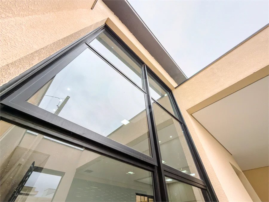 Indaiatuba - Jardim Bom sucesso - Área total: 150m² - Área construída: 115m² - 3 dormitórios sendo 1 suíte com armário planejado;Sala para dois ambientes; Banheiros com box gabinetes e espelhos; Área gourmet com churrasqueira a carvão e móveis planejados; Lavanderia coberta; Ar condicionado na sala