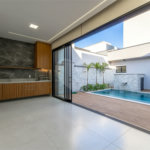 Indaiatuba - SP - Condominio Dona Lucilla - Valor R$2.295.000,00 - 3 suítes + escritório + lavabo - Terreno: 300m2 - Construção: 188m2 - Diferenciais - Móveis planejados no escritório, sala de TV, lavabo, cozinha, área gourmet, lavanderia, banheiros e closet - Ar condicionado em todos os ambie