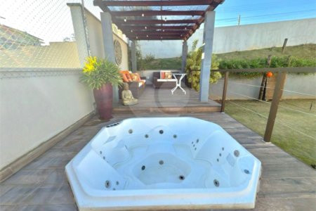 Casa à venda com 4 quartos, sendo 3 suítes, no condomínio Vila Hípica II, Vinhedo - SP