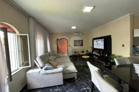 Casa à venda com 3 quartos, sendo 1 suíte,  em Vila Nivi, São Paulo, SP
