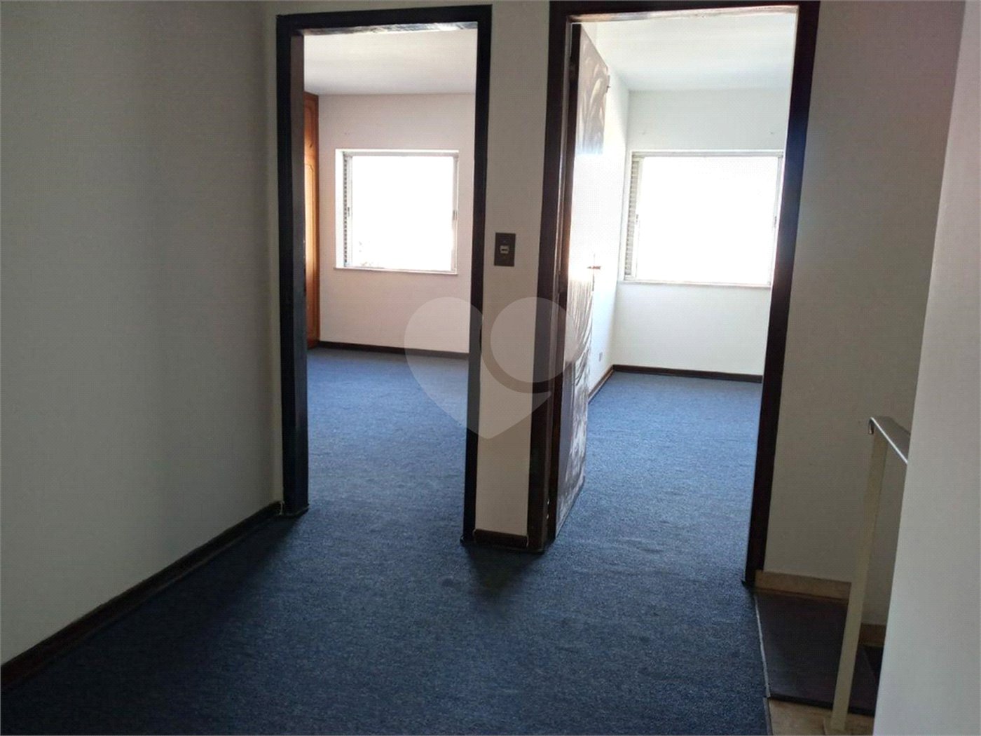 Casa com 4 dormitórios e 4 vagas.
