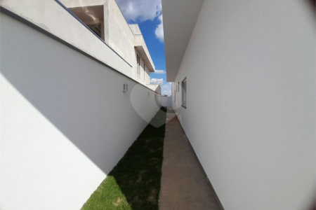 Belíssima Casa à Venda no Condomínio Damha IV