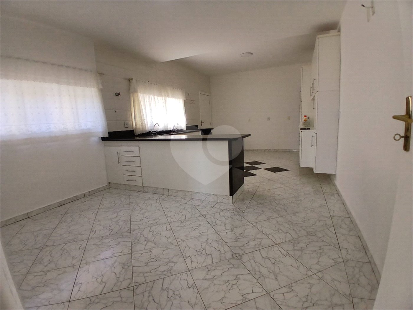 Casa à venda com 4 quartos, sendo 2 suítes, no condomínio Flamboyant, Atibaia - SP