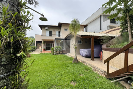 Casa à venda com 3 suítes no condomínio Residencial Delle Stelle, Louveira - SP
