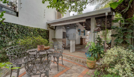 Casa à venda ou para alugar com 4 quartos, sendo 2 suítes,  em Ibirapuera, São Paulo, SP