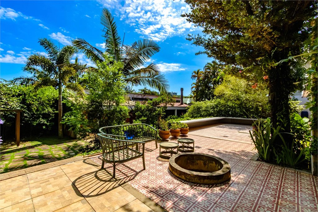 Casa à venda com 4 quartos, sendo 1 suíte,  em Jardim Leonor, São Paulo, SP
