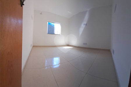 Sobrado novo de 3 quartos, 1 suíte, com 100 m², 2 vagas de garagem à venda no Jardim Eliane SP