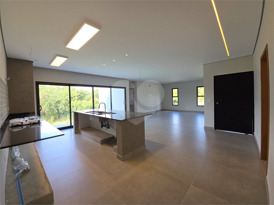 Casa à venda com 4 quartos, sendo 3 suítes, no condomínio Village Ipanema 2, Araçoiaba da Serra - SP