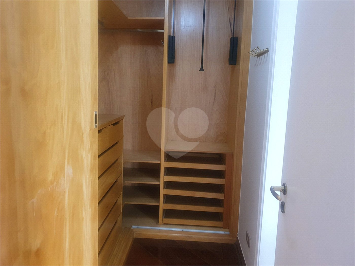 Casa à venda com 4 quartos, sendo 2 suítes,  no condomínio Lake Louise, São Paulo - SP