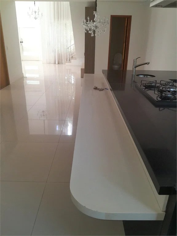 Casa à venda ou para alugar com 4 suítes em Chácaras São Carlos, Cotia, SP