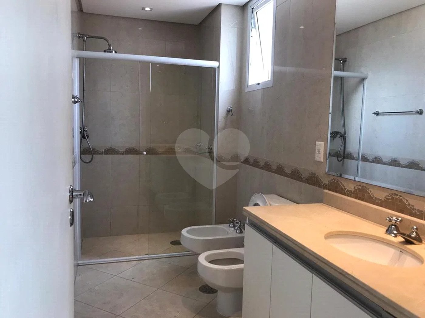 Apto 220 metros no Campo Belo. varanda, 5 vagas, 3 suítes. Visite