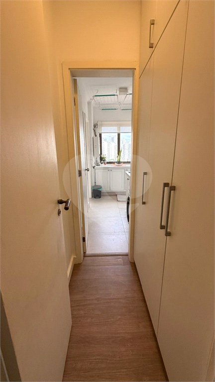 Apartamento de 130 m² com três dormitórios, sendo uma suíte, com armários embutidos, dependências de empregado e lavabo