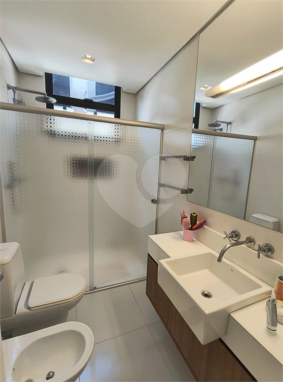 Este amplo apartamento de 290 m², completamente reformado, reúne sofisticação,