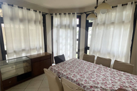 Casa à venda com 5 quartos, sendo 3 suítes, no condomínio Recanto das Palmeiras, Rio de Janeiro - RJ