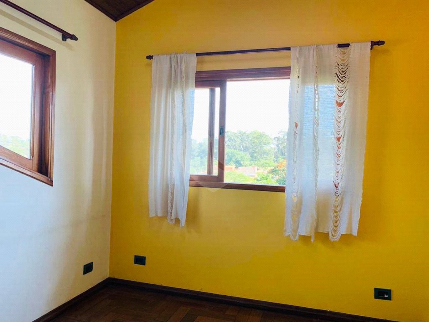Sobrado à venda com 4 quartos, sendo 3 suítes, em Interlagos, São Paulo, SP