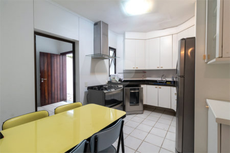 Casa à venda com 4 quartos, sendo 2 suítes,  no condomínio Vila das Flores, São Paulo - SP