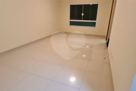 Casa à venda com 3 quartos, sendo 1 suíte, no condomínio Alvorada Parque Vitória, São Paulo - SP