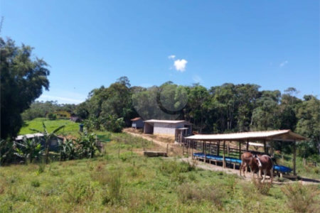 Sítio à venda com 5 quartos, sendo 1 suíte,  em Área Rural de Tapiraí, Tapiraí, SP