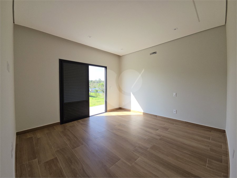 Casa à venda com 4 quartos, sendo 3 suítes, no condomínio Village Ipanema 2, Araçoiaba da Serra - SP