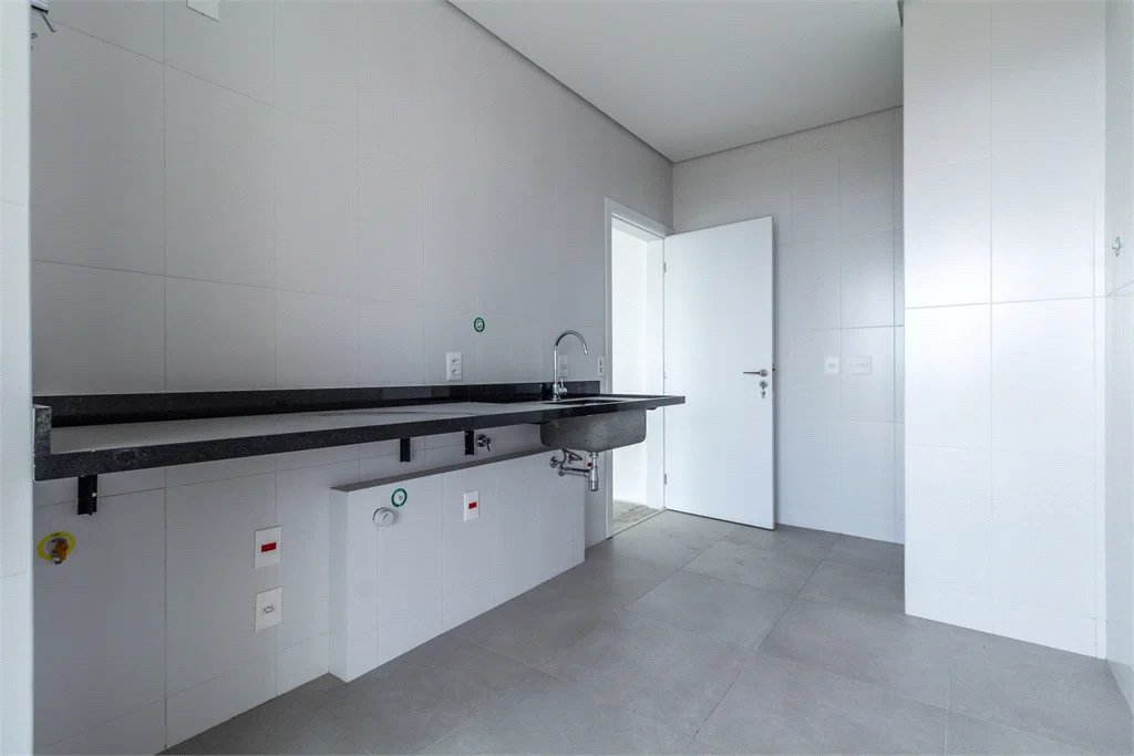 Apartamento à venda ou para alugar com 4 quartos, sendo 3 suítes,  em Jardim Morumbi, São Paulo, SP