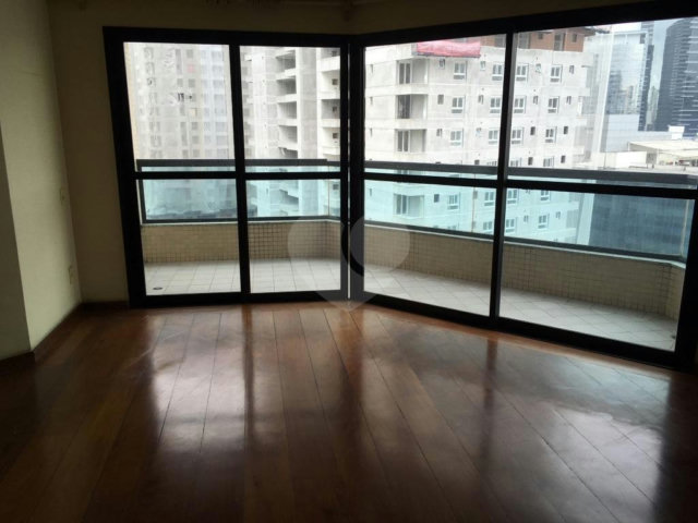 Apartamento à venda com 3 quartos, sendo 1 suíte,  em Santo Amaro, São Paulo, SP