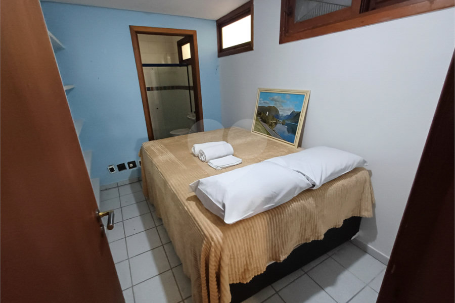 Casa à venda com 4 quartos, sendo 2 suítes, no condomínio Champs Elysees Village, Mairiporã - SP